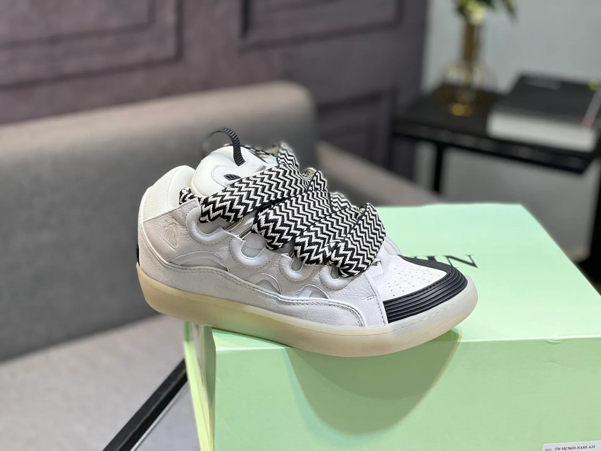 Men's men's shoes💰780 [LANVIN] Latest lace-up fashionable casual sneakers for couples High-quality CLAY couple series‼ ️ The latest trendy products of the season 🌈Many bloggers have planted grass and purchased the original open-mold customization. The upper and outsole are sewn with mark threads without edge sealing. Multiple material splicing combination design. Very versatile for fashionable and casual wear. Comfortable on the feet. Recommended for self-retention (upper cowhide + cow suede + breathable mesh) inner foot pad cowhide exclusive original open-mold clear logo rubber outsole ⚠️36-44 yards (45 custom-made)
